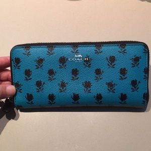 Authentic Coach zip wallet